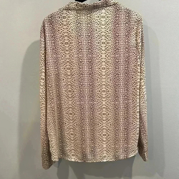 All in Favor - Long sleeve Leopard print blouse. Size M - Picture 3 of 5